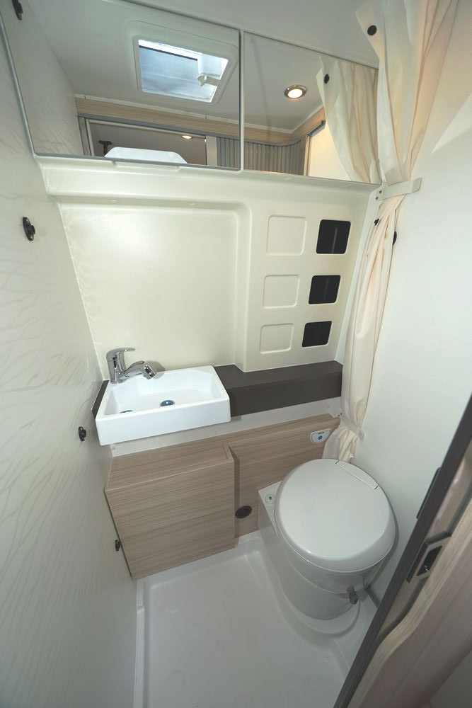 Salle de bain fourgon aménagé Dreamer D55  Fourgon aménagé, Salle de bains  camping-car, Aménagement camping car