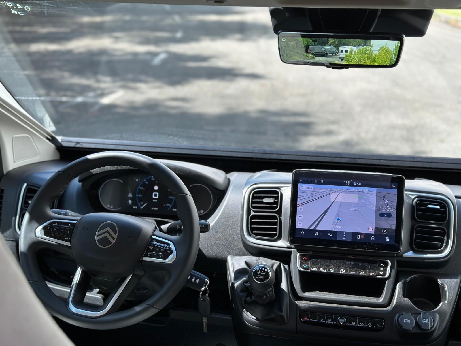 Pössl Summit 600 French Edition. Ici la cabine du Summit 600 French Edition en finition Premium, avec système multimédia écran 10 pouces, caméra de recul et rétroviseur intérieur numérique.