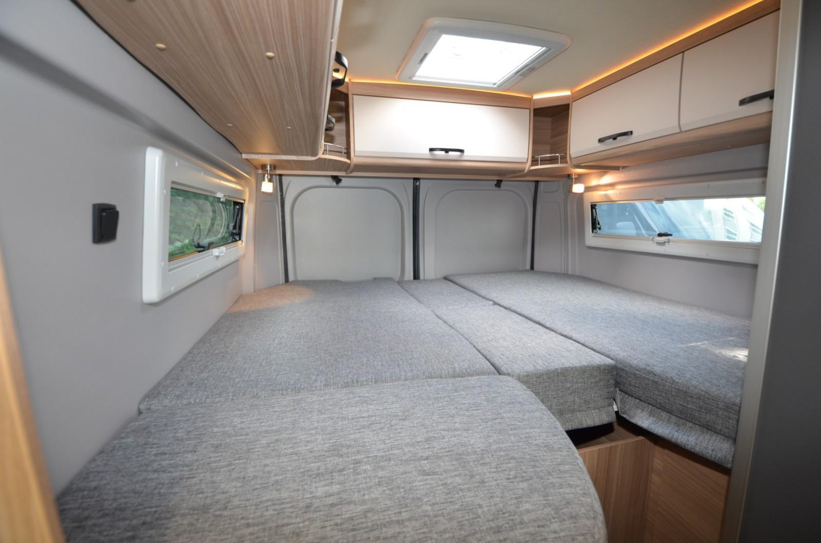 Pössl Summit 600L. Les lits jumeaux du Summit 600L présentent une longueur de 200 cm pour l'un et 180 cm pour l'autre.