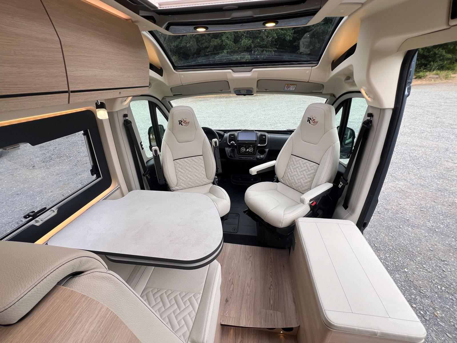 Rapido V62 65 Ans. Skyroof de série et salon convivial 5 places.