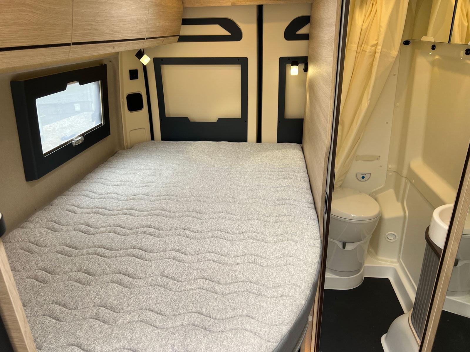 Rapido V62 65 Ans. La tête de lit est relevable.