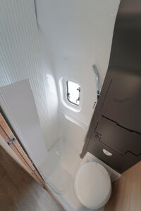 Hobby Maxia Van 680 ET. Le volume du cabinet de toilette est optimisé à l'aide d'un lavabo qui se rabat dans la paroi.
