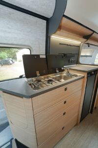 Hobby Maxia Van 680 ET. Installé en partie basse, le frigo de 90 l dégage les perspectives et libère une belle surface de travail.