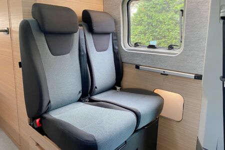 Hobby Maxia Van 680 ET. Confort maximum pour la banquette passager. Elle est constituée de deux sièges indépendants avec assise réglable en profondeur. Le siège côté couloir peut se décaler légèrement vers l'extérieur pour disposer de plus d'espace.